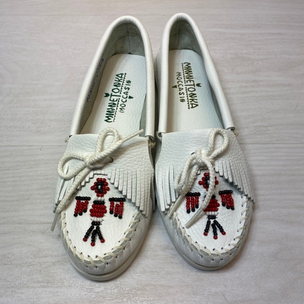 Minnetonka Womens 7 Moccasin Thunderbird II White Leather Beaded Fringe Shoe